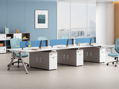 Acquirenti di mobili per uffici internazionali discutono del piano di layout nello showroom